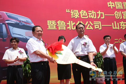中國重汽銷售公司副總經(jīng)理段恒永向王敏贈送了車鑰匙。