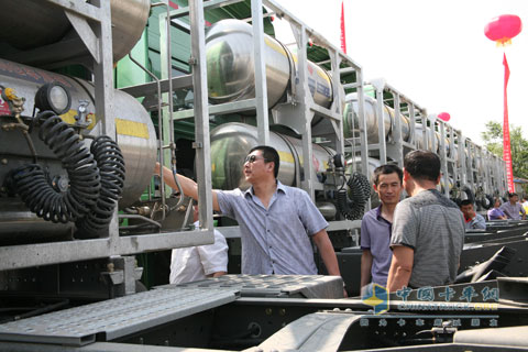 用戶查看重汽HOWO天然氣卡車