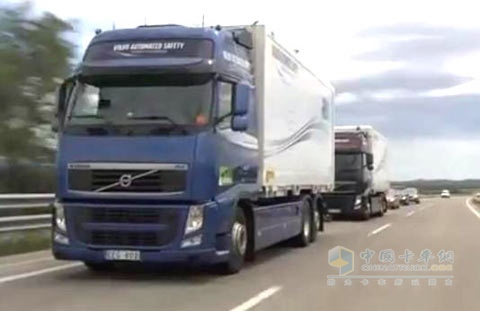 SARTRE無人駕駛車隊在西班牙進行道路測試，由沃爾沃FH卡車領航