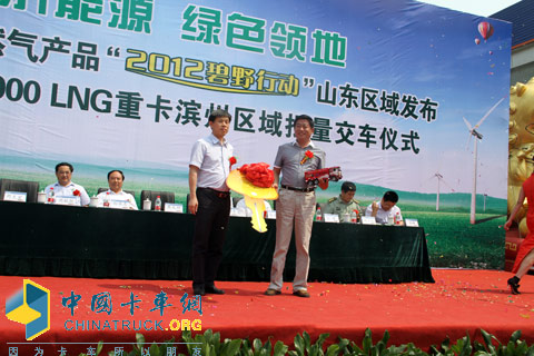 陜汽德龍F3000 LNG重卡批量交車現場