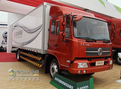 4月24日，北京國際車展上展出的東風(fēng)天錦快速物流運輸車
