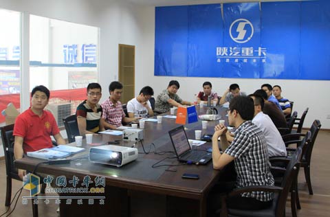 陜汽工作人員向經(jīng)銷商和物流企業(yè)介紹陜汽天行健的銷售政策和產(chǎn)品功能