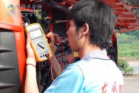 東風(fēng)商用車服務(wù)人員檢測(cè)車輛