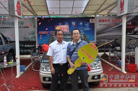 江鈴現(xiàn)場交車8臺 領舞萬源皮卡市場
