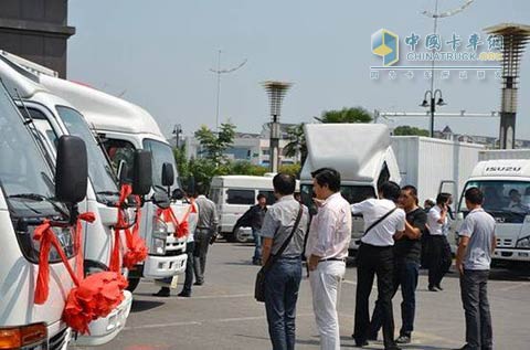 五十鈴600P/700P新型“一排半”商用車武漢上市活動現(xiàn)場