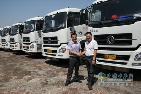 營(yíng)銷(xiāo)將士為客戶(hù)交車(chē)