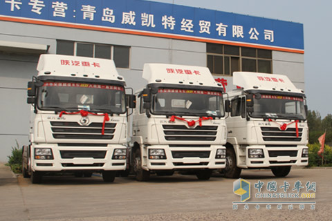 濱州陜汽經(jīng)銷商即將交付的LNG卡車 罕見(jiàn)的白色款