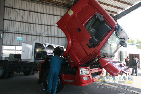 參賽選手進行天然氣卡車故障維修