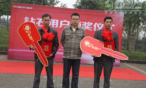 陳澤著為金鉆用戶頒發(fā)獎(jiǎng)品