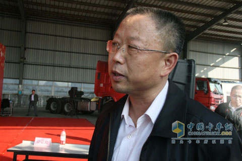 重汽集團(tuán)副總經(jīng)理于有德接受記者采訪