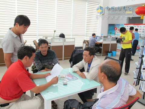 客戶正在貴州昊誠簽訂購車合同