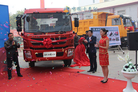 陜汽商用車總經(jīng)理李衍碩與經(jīng)銷商共同揭開了陜汽軒德的神秘面紗