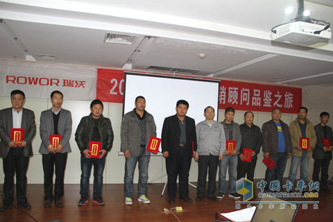 福田汽車(chē)工程車(chē)事業(yè)部營(yíng)銷公司副總經(jīng)理謝炳富為用戶頒發(fā)行銷顧問(wèn)聘書(shū)
