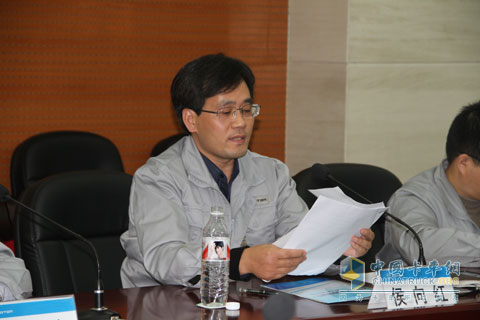 福田汽車(chē)工程車(chē)事業(yè)部諸城銷售公司常務(wù)副經(jīng)理侯向紅組織用戶座談會(huì)