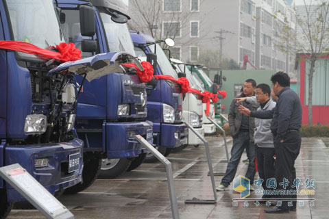 用戶對(duì)福田汽車(chē)工程車(chē)新車(chē)進(jìn)行品鑒