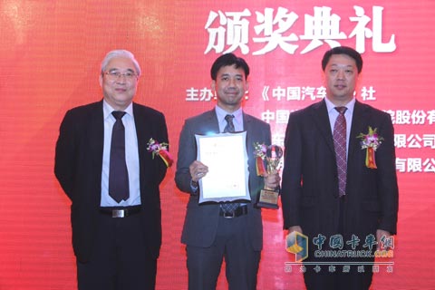 沃爾沃卡車公司大中國區(qū)副總裁鐘佑皓先生上臺領獎
