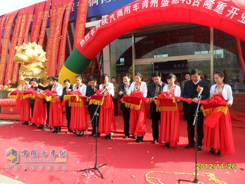 參會(huì)嘉賓為4S店開(kāi)業(yè)剪彩