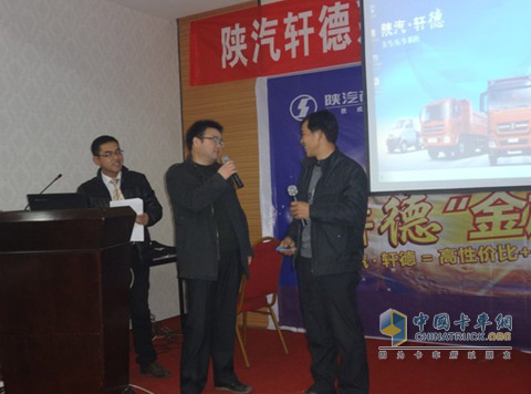 陜汽商用車黨委書記李虎平先生親自為用戶介紹陜汽·軒德6系產(chǎn)品
