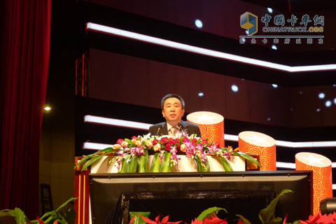 上汽紅巖依維柯總經(jīng)理熊偉民作卡車行業(yè)形勢報告