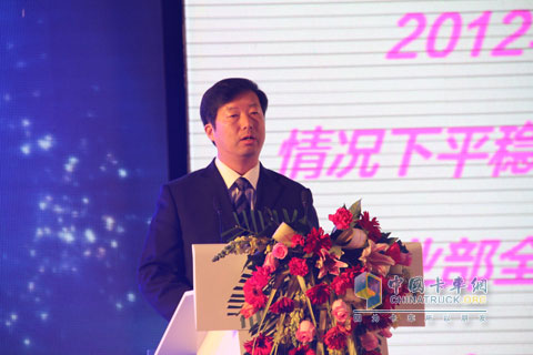 福田汽車集團(tuán)副總裁工程車事業(yè)部總經(jīng)理孫加平進(jìn)行品質(zhì)、能力、創(chuàng)新、發(fā)展的工作報(bào)告