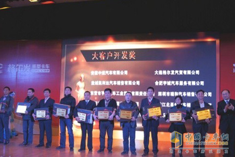 安徽江淮汽車集團(tuán)有限公司總經(jīng)理助理、重型商用車公司總經(jīng)理項(xiàng)興初頒獎(jiǎng)