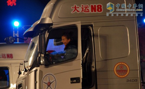 朱迅親自駕駛大運重卡特技表演車
