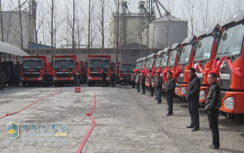 福田瑞沃工程車(chē)交車(chē)現(xiàn)場(chǎng)