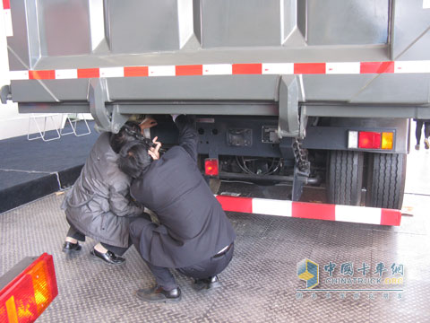 專業(yè)觀眾仔細(xì)研究卡車零部件