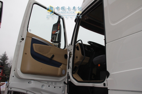 打開(kāi)HOWO-T7H 車門 略顯豪華