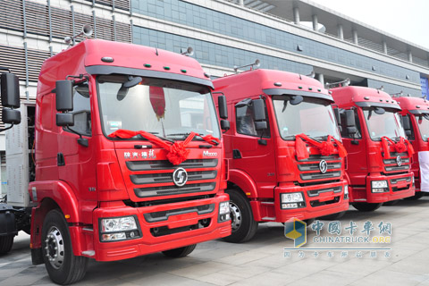 陜汽德隆M3000LNG牽引車